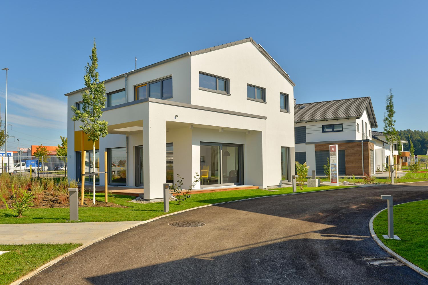 Das Musterhaus Vitalis in Günzburg beeindruckt mit zukunftsweisendem Design, Energieeffizienz und moderner Haustechnik. Licht, Rolläden und Heizung werden hier ganz bequem per App gesteuert.