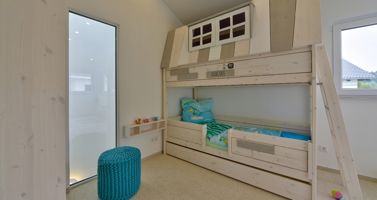 Musterhaus Vitalis, ein Bett in der Form eines Hauses