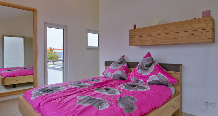 Schlafzimmer mit eigener Ankleide und Badezimmer