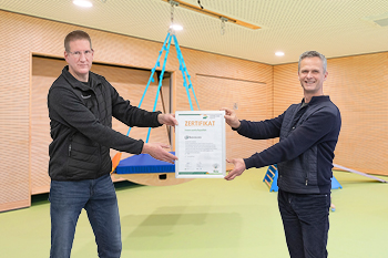 Geschäftsführer Matthias Büdenbender (links) nimmt die Sentinel-Urkunde entgegen
